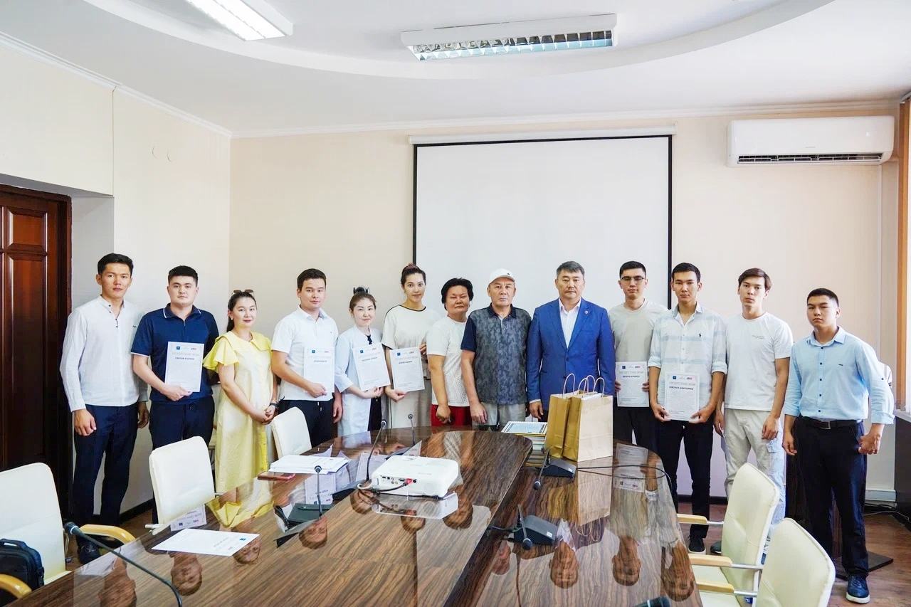 Активные и неравнодушные студенты были награждены благодарст...
