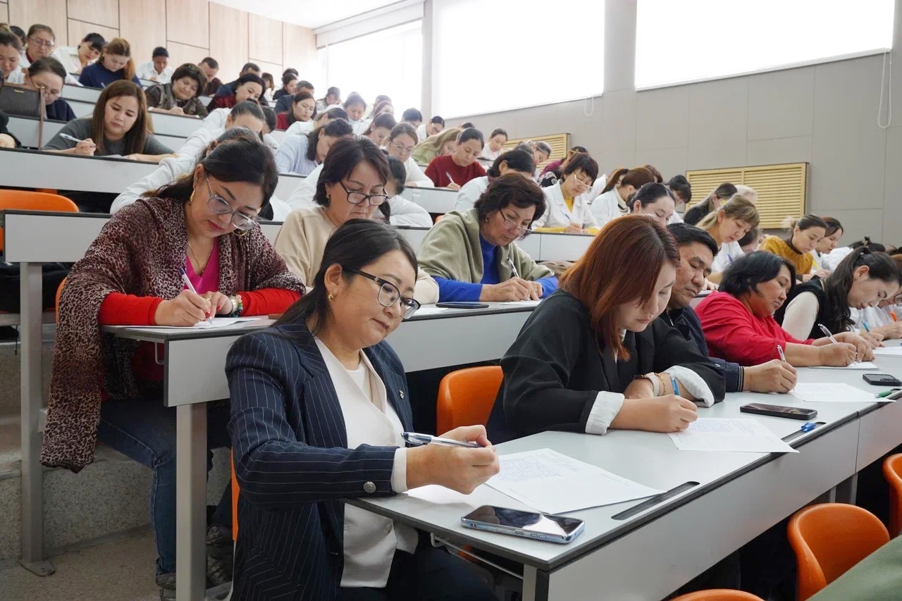 Преподаватели написали диктант