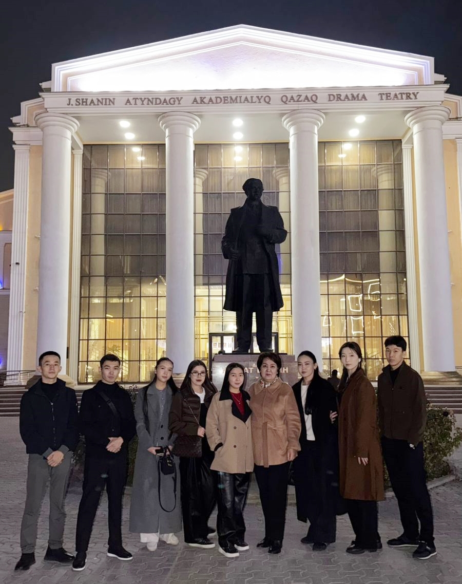 Студенттер театр қойылымын тамашалады