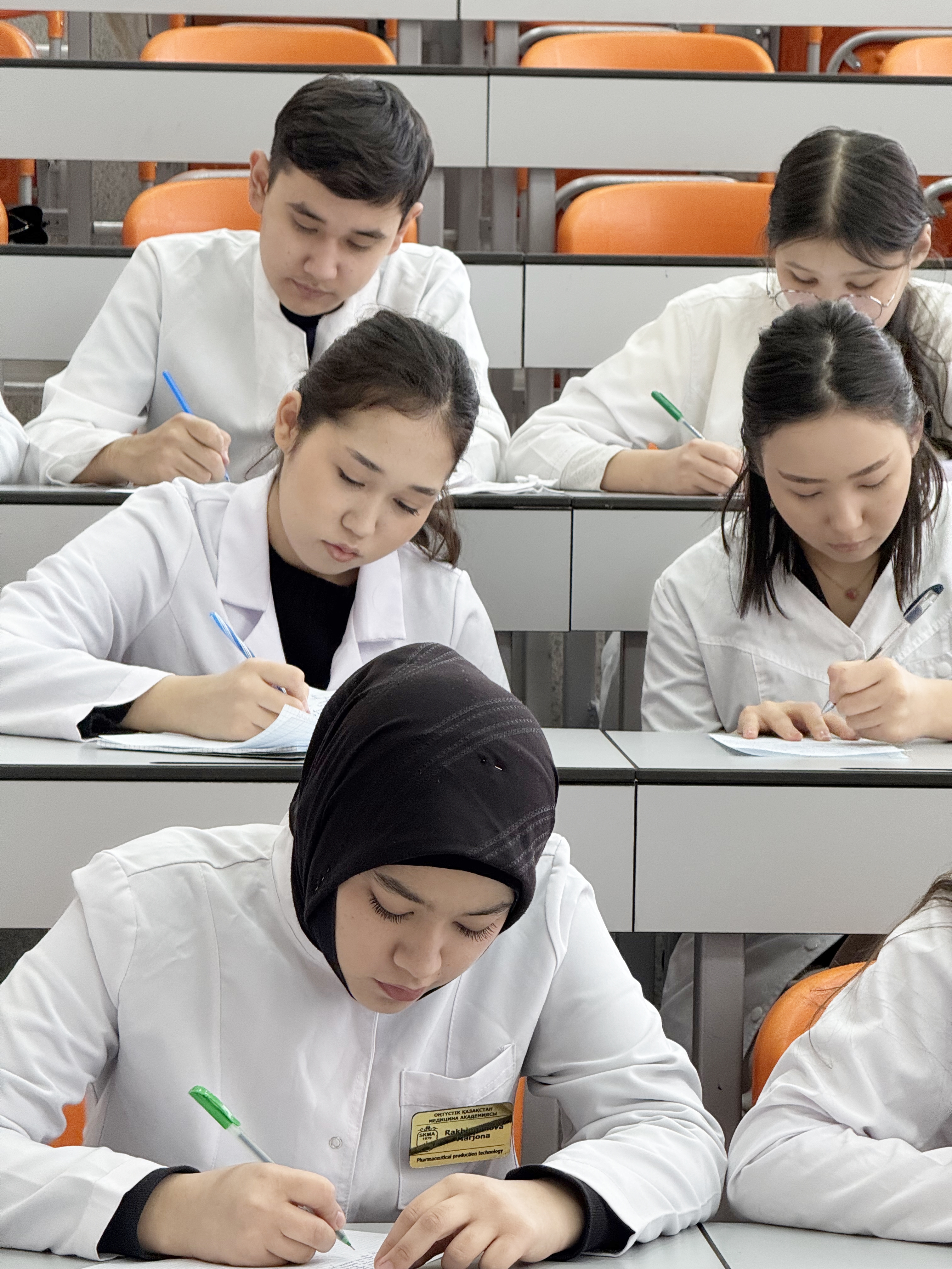 Студенттер "Заң мен тәртіп" атты тақырыпта эссе жазды