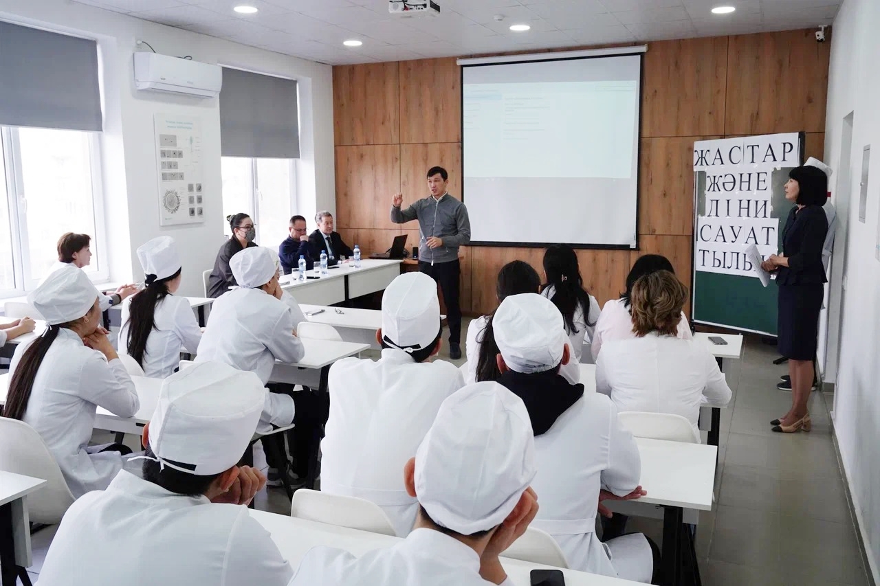 Round Table on “Youth and Religious Literacy” Held