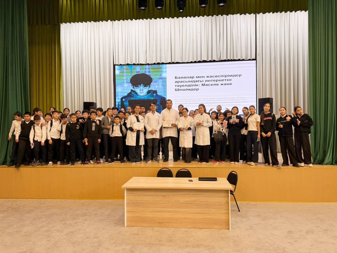 A meeting was held on the topic of internet addiction