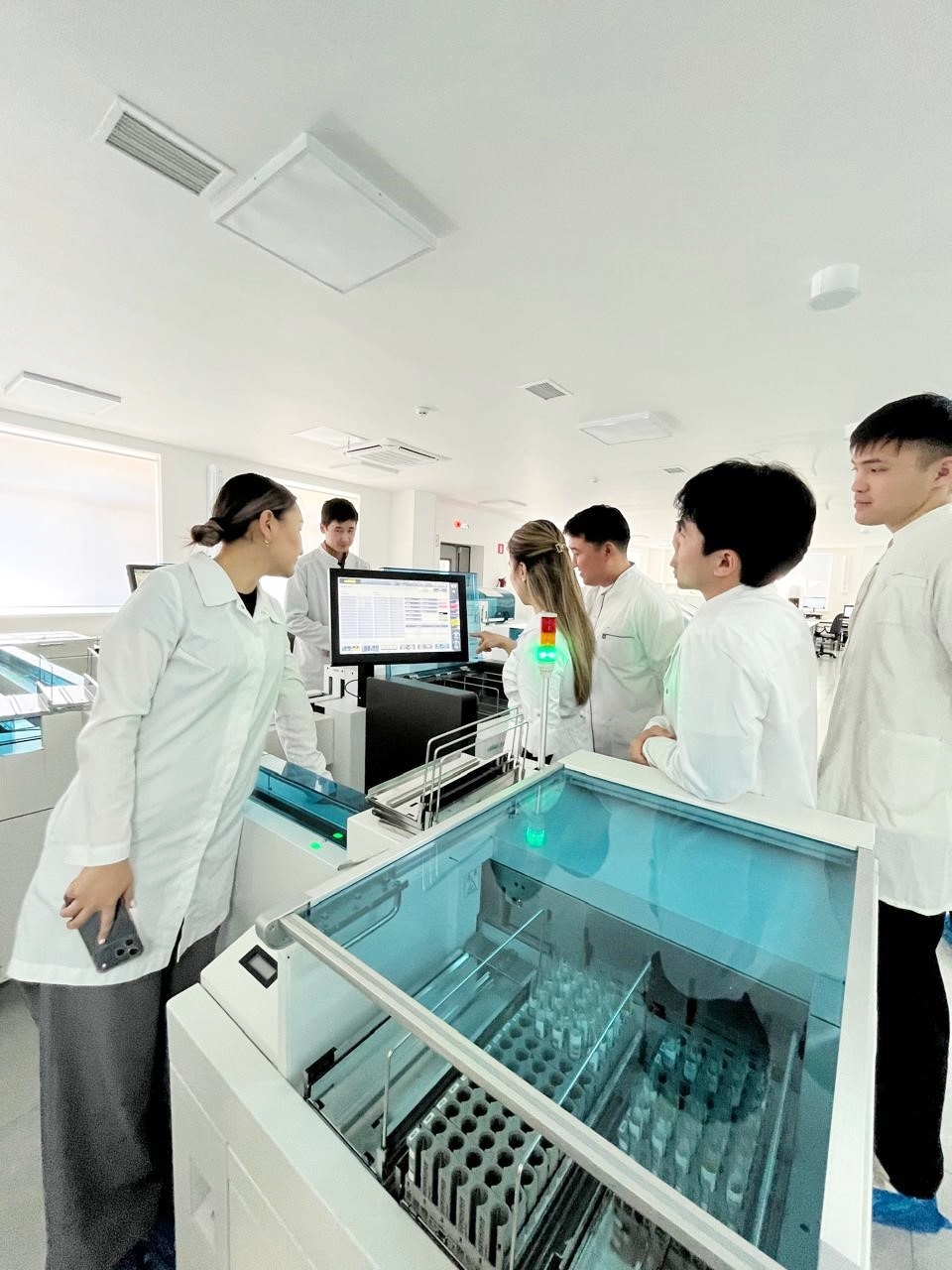 Ознакомление врачей-интернов с работой лаборатории