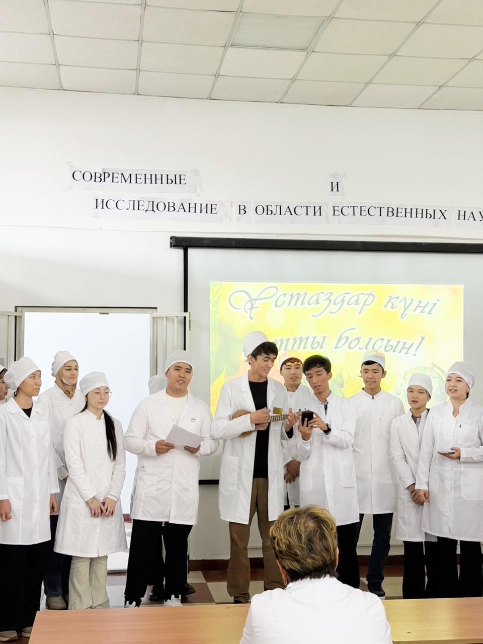 Гүлдер, әуен және алғыс сөздер: ЮҚМА-да Ұстаздар күні атап ө...