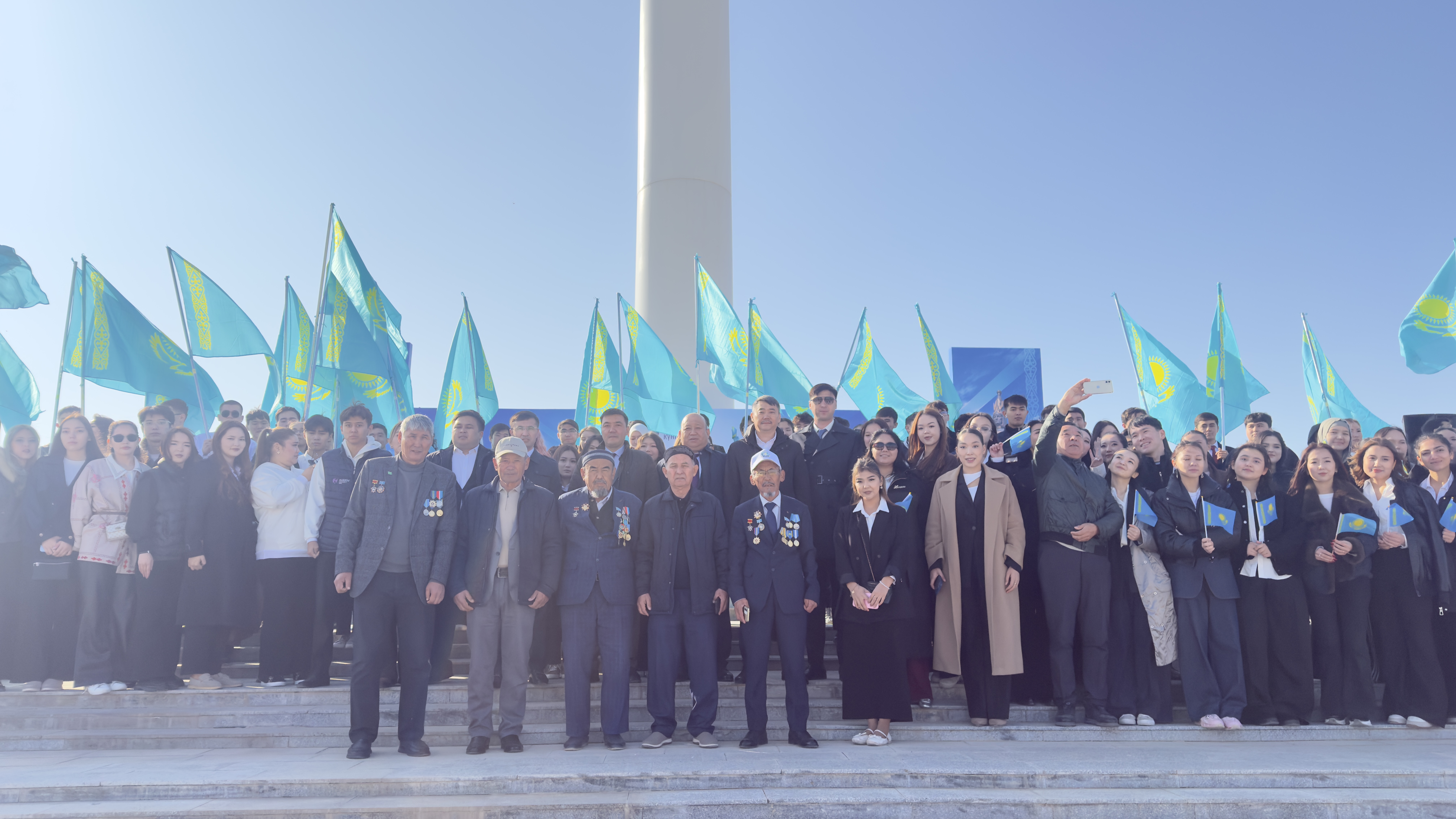 Оңтүстік Қазақстан медицина академиясының қызметкерлері мен студенттері Мемлекеттік Туды көтеру салтанатты рәсіміне белсене қатысты.